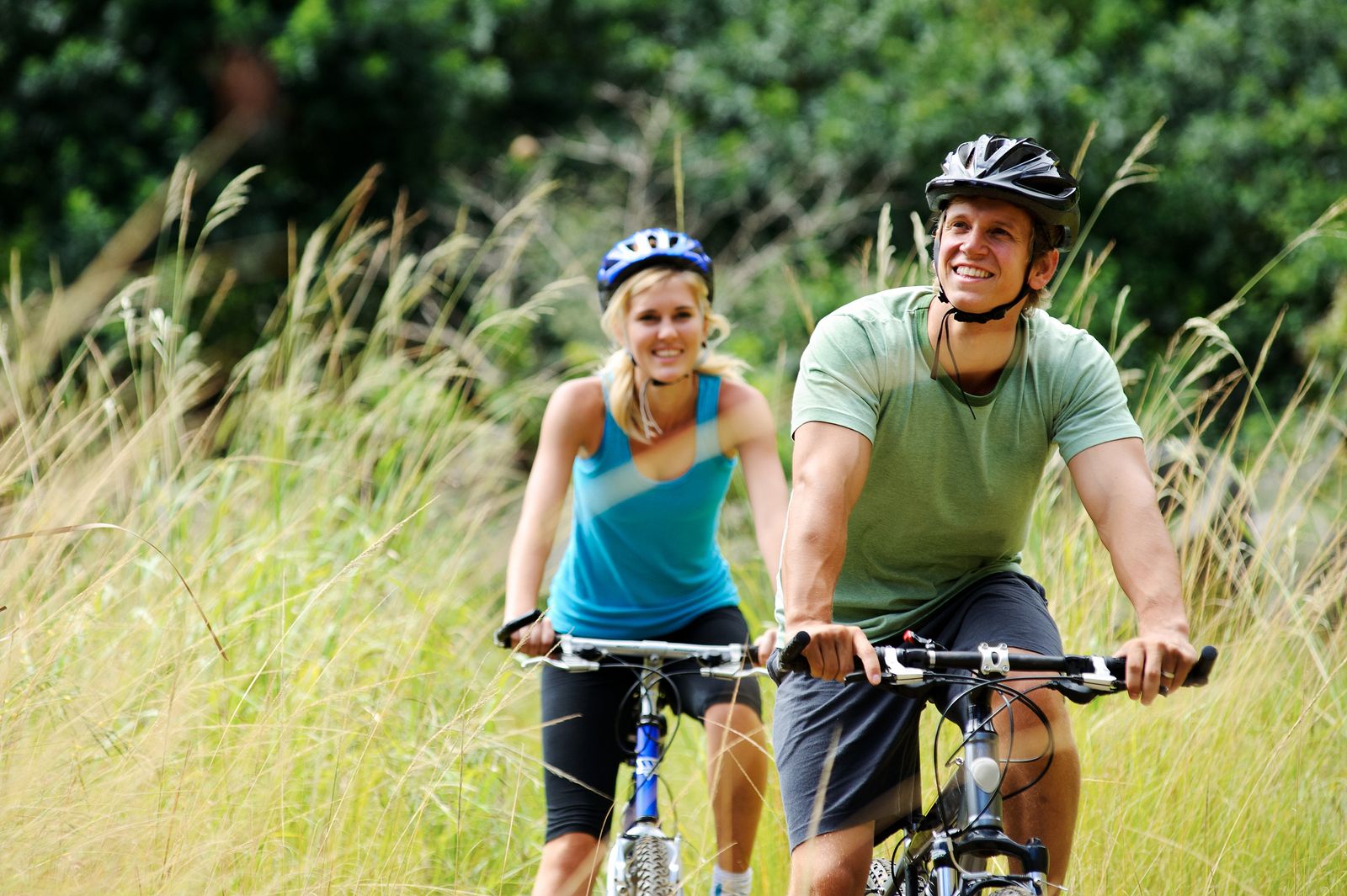 ¿Cuándo es obligatorio llevar casco para desplazarse por ciudad en bicicleta? (big stock)