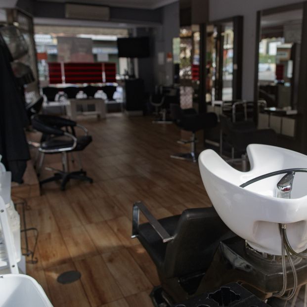 Las peluquerías alertan de que no pueden garantizan su apertura el 4 de mayo
