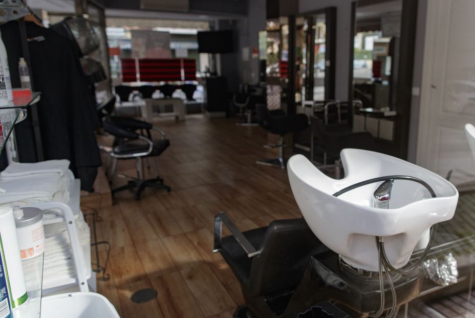 Las peluquerías alertan de que no pueden garantizan su apertura el 4 de mayo