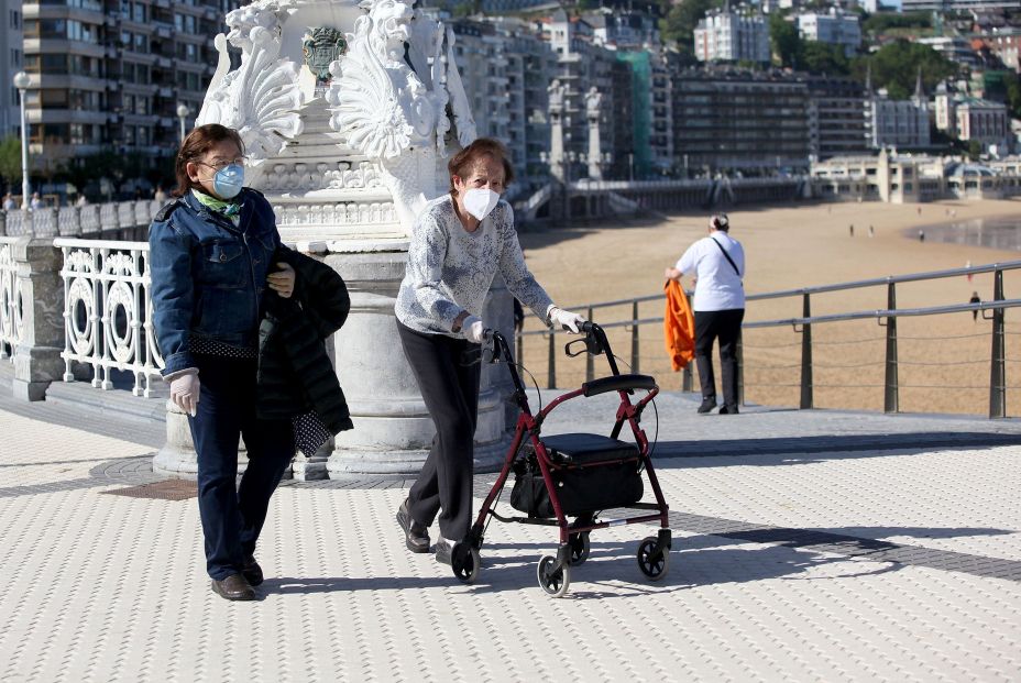 EuropaPress 2986588 dos mujeres caminan junto playa concha dia gobierno permite salir hacer