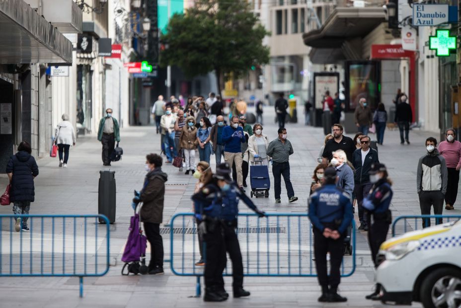 EuropaPress 2987999 colas ciudadanos entrar supermercado calle preciados dia comunidad madrid