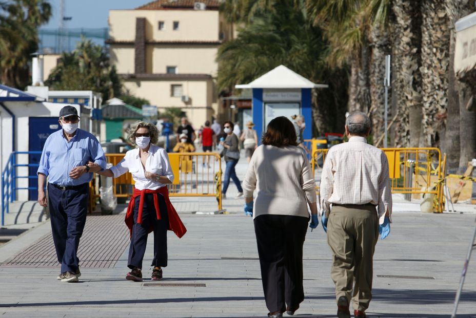 EuropaPress 2987806 varias personas pasean calle dia gobierno permite salir hacer deporte forma