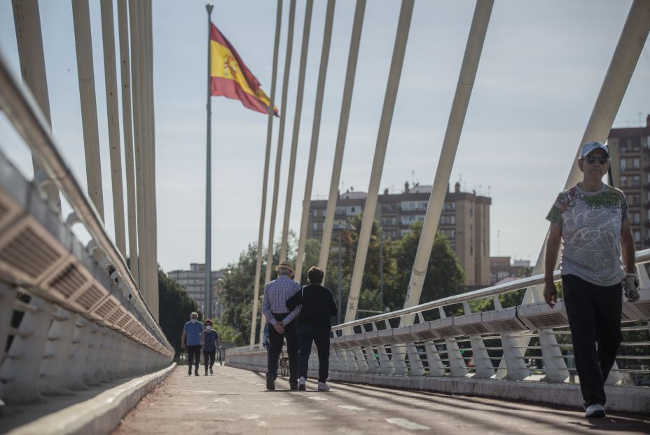 EuropaPress 2986192 varias personas mayores pasean puente alamillo dia gobierno permite salir