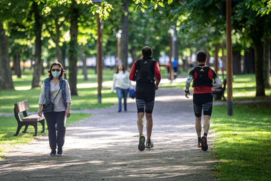 EuropaPress 2987626 varias personas salen correr primer dia permite mayores 14 anos salir calle