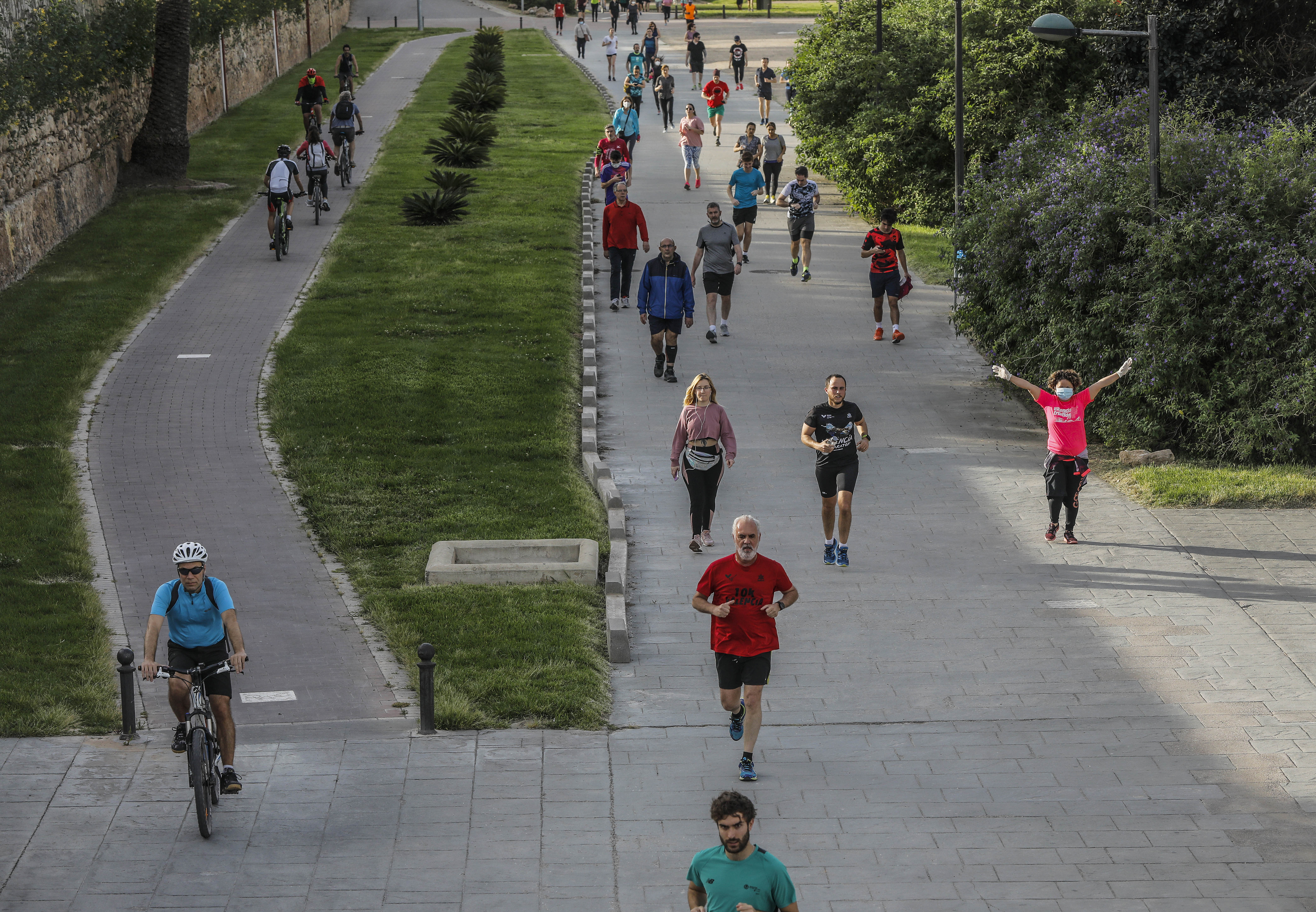 EuropaPress 2987163 deportistas antiguo cauce rio turia primer dia salida valencia 48 dias casa