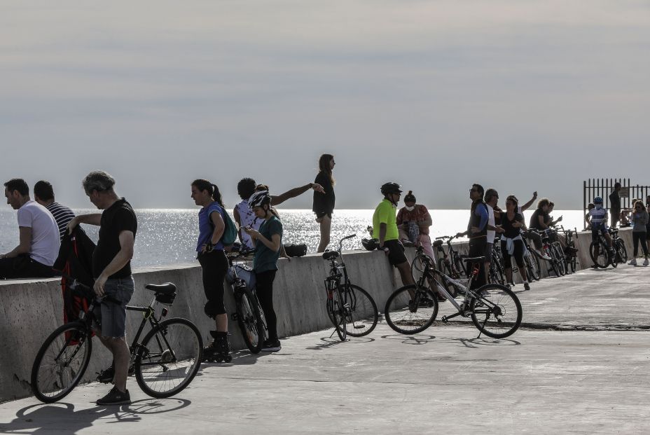 EuropaPress 2987246 personas paseando playa malvarrosa primer dia salida valencia 48 dias casa