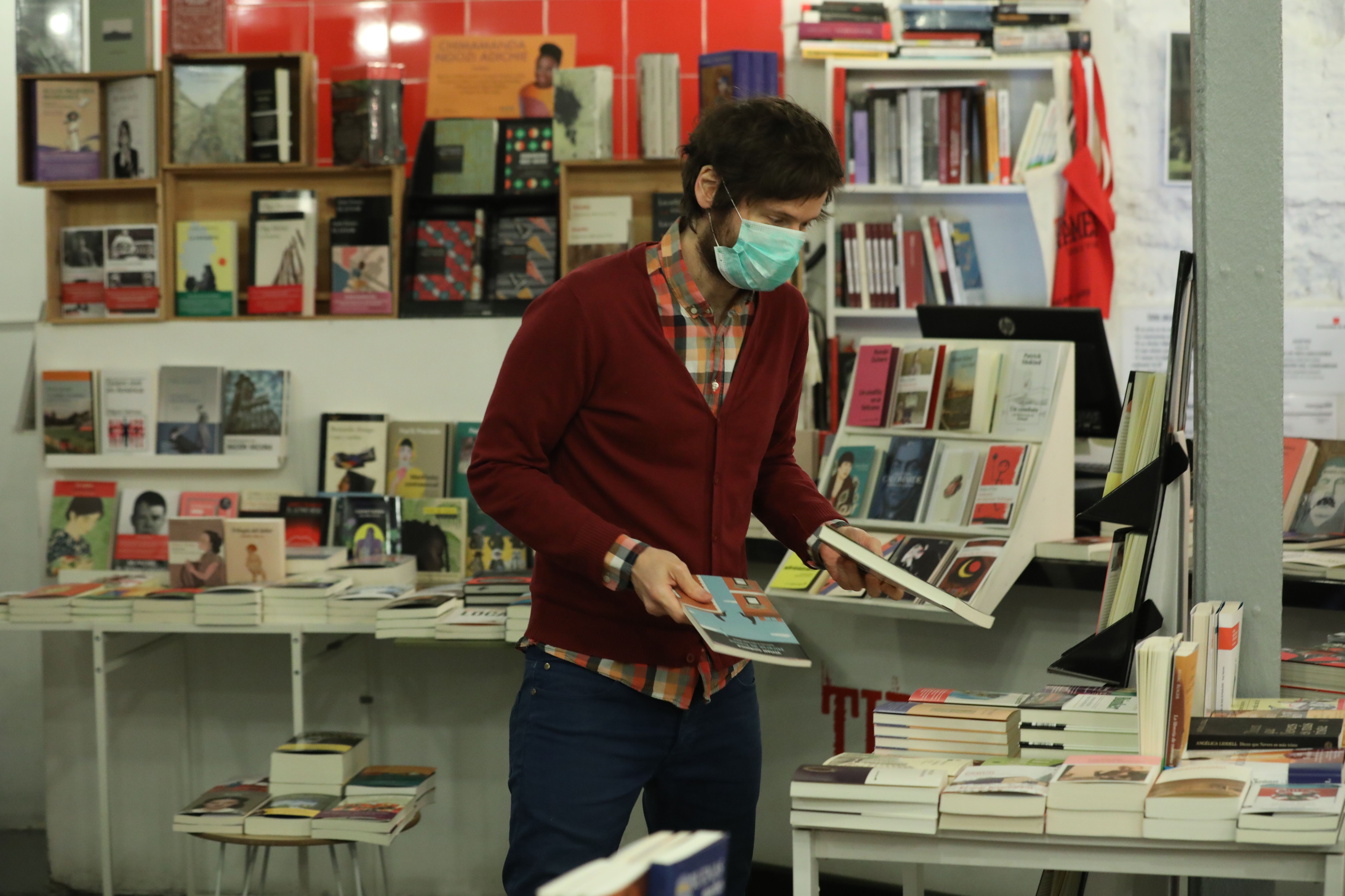 Reglas para comprar en las librerías: gel hidroalcoholico o guantes "para tocar libros sin miedo"