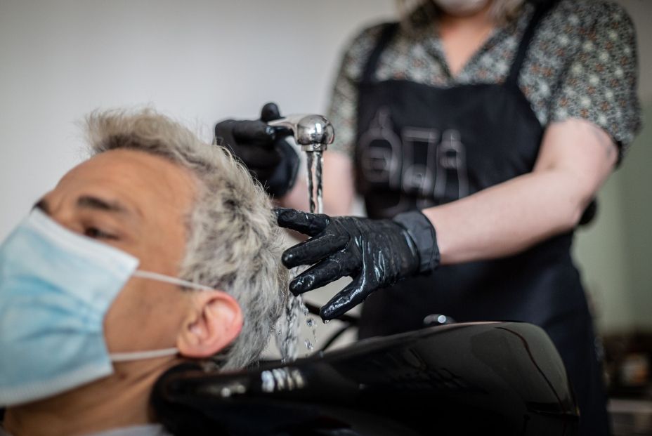 Las peluquerías abren con cita previa, uso obligatorio de mascarillas y sin revistas