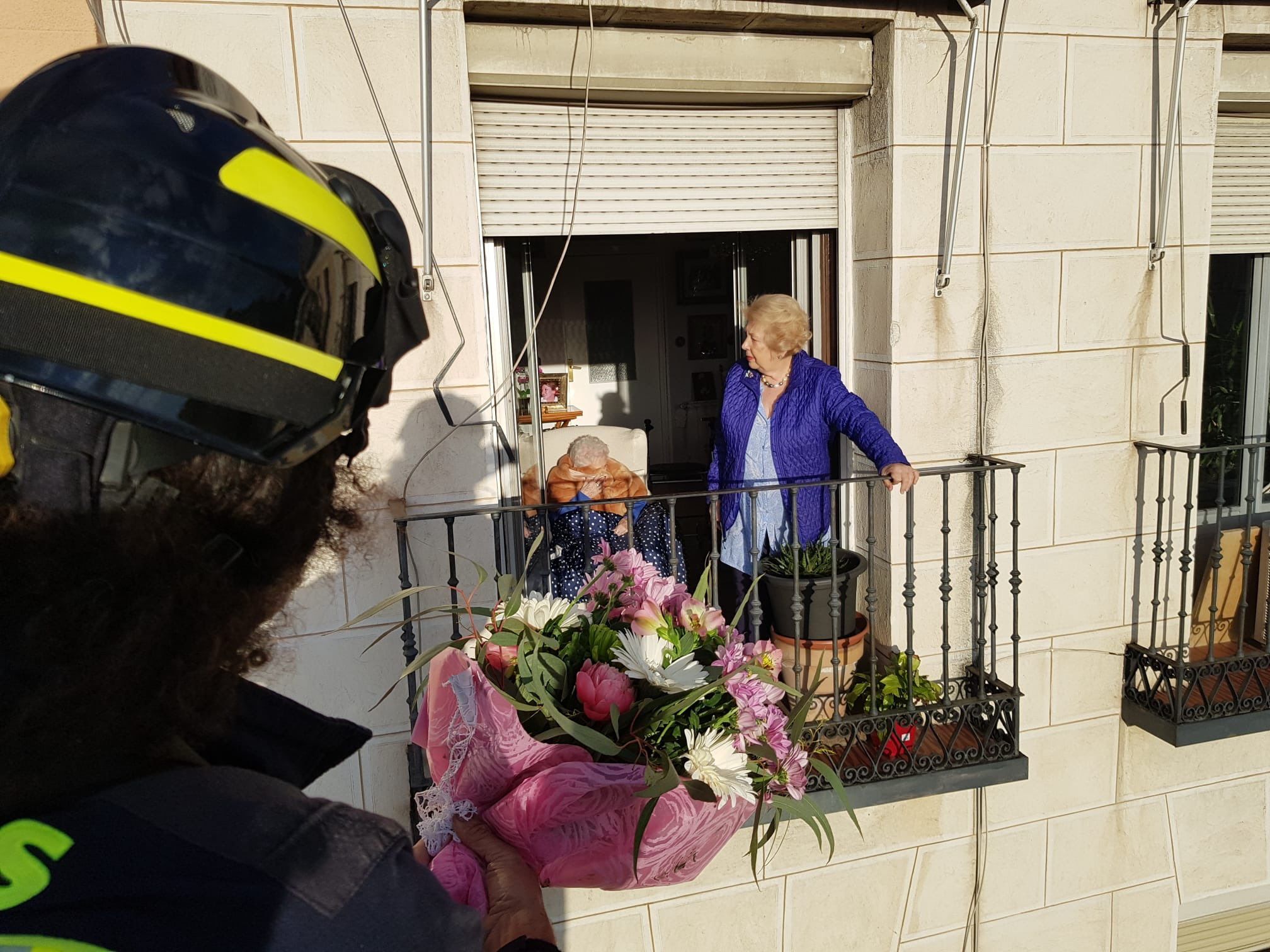 Una pancarta y un ramo de flores por los 110 años de Inocencia, la mujer más longeva de Madrid