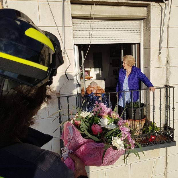 Una pancarta y un ramo de flores por los 110 años de Inocencia, la mujer más longeva de Madrid