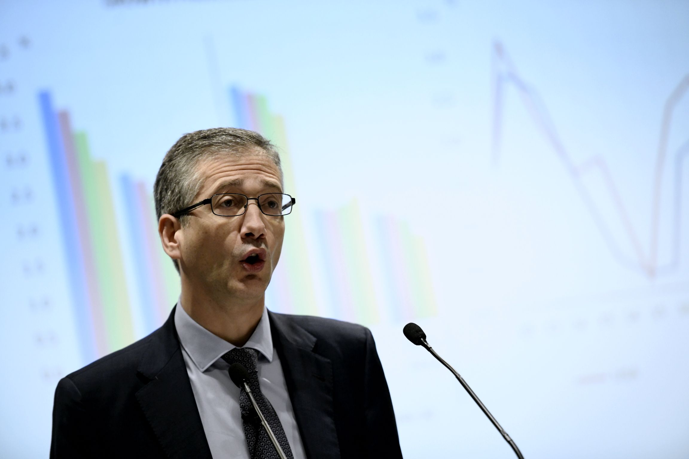 El gobernador del Banco de España avisa de fugas en fondos inversión y rentabilidades negativas