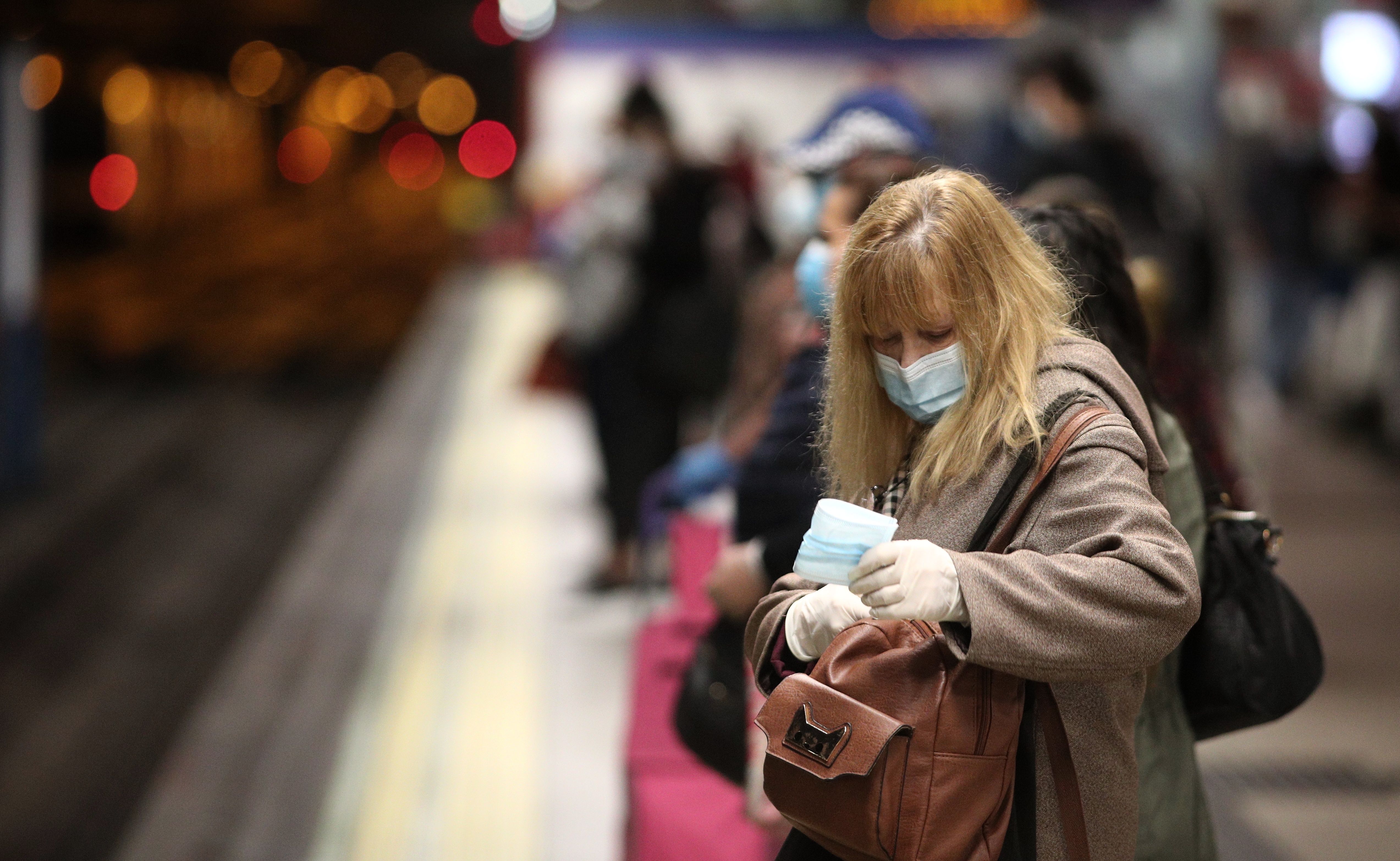 Mascarillas, distancia de seguridad y evitar hablar con otros pasajeros: normas para ir en el metro