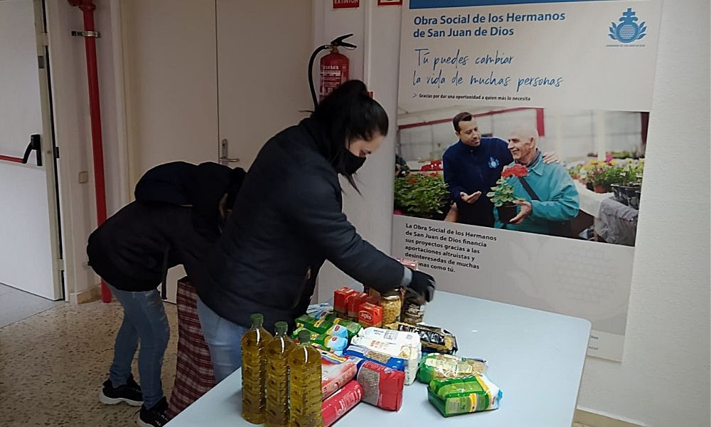 Reparto de comida de los Hermanos de San Juan de Dios. Foto: Europa Press