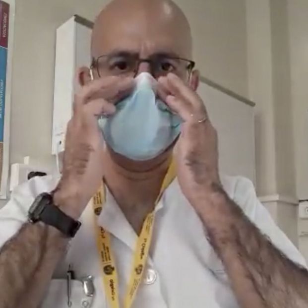 El vídeo viral de un médico en el que explica cómo ponerse la mascarilla correctamente