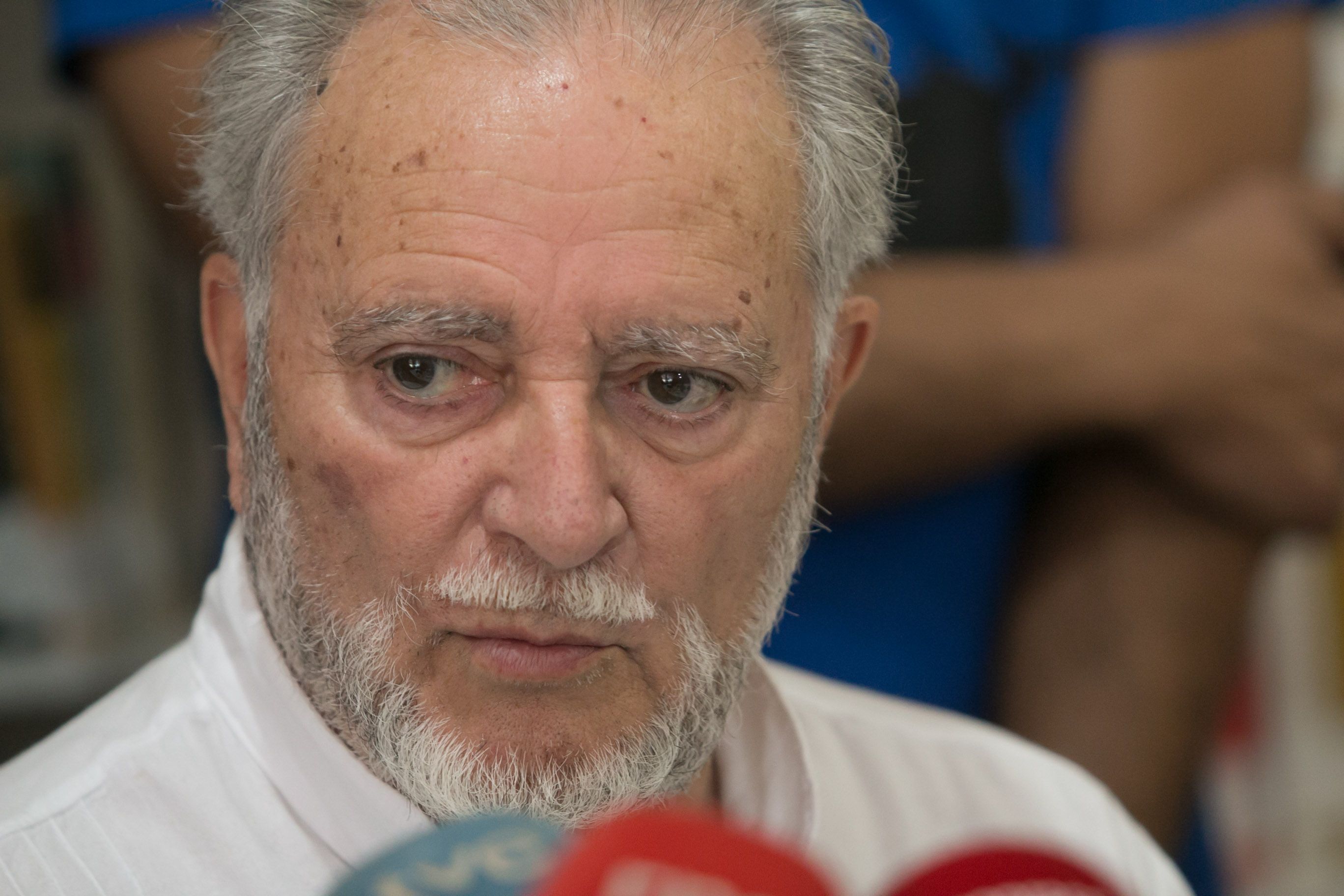 Julio Anguita, ingresado de urgencia en un hospital de Córdoba tras sufrir una parada cardiaca