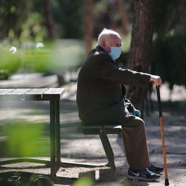 Adulto mayor en un parque de Madrid. Foto: Europa Press 