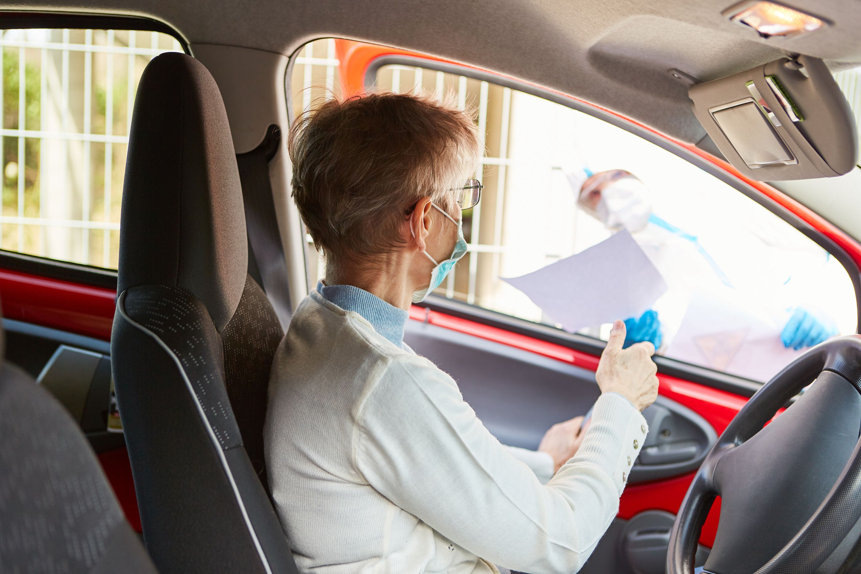 ¿Es obligatorio llevar mascarilla dentro del coche si viaja más de una persona?