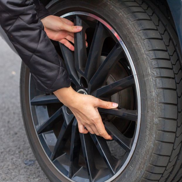 Cómo cambiar la rueda de un coche