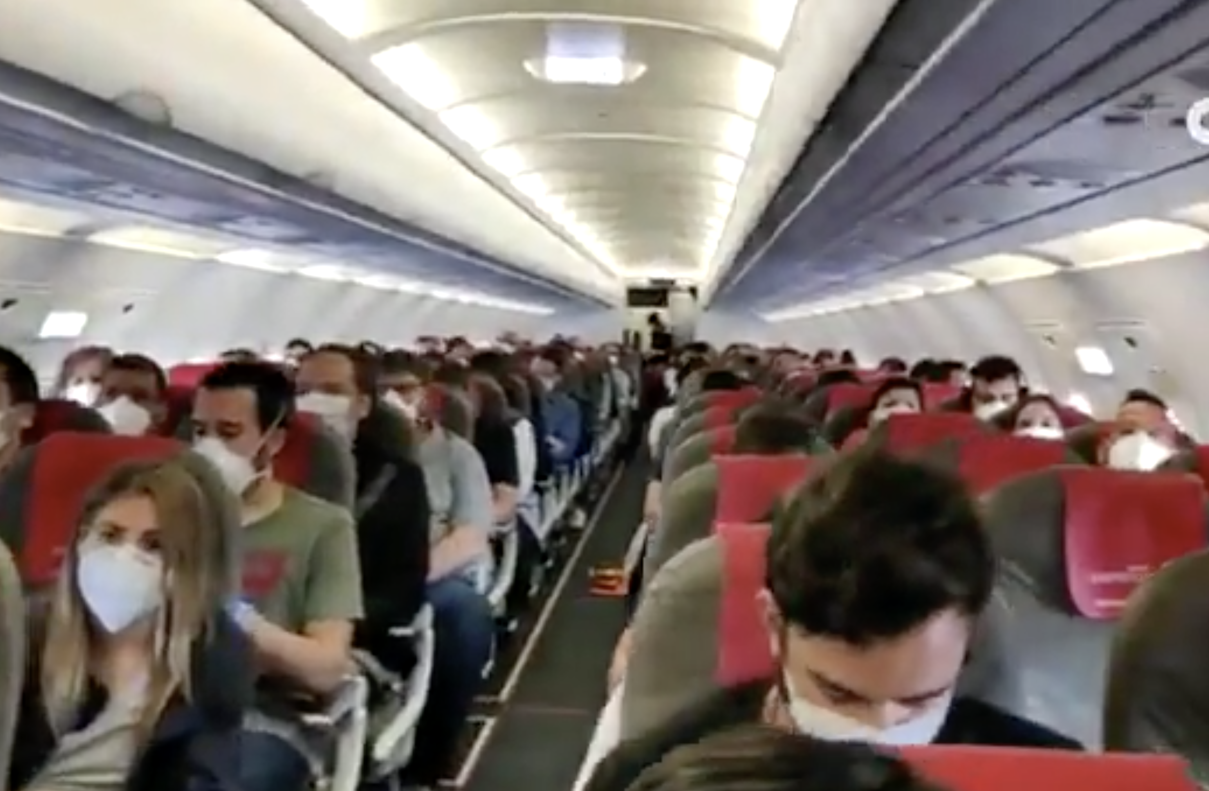 La Guardia Civil denuncia a Iberia Express porque un vuelo de Madrid a Canarias iba casi lleno