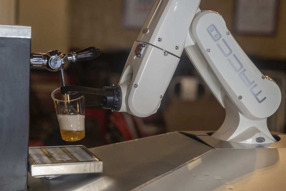 EuropaPress 3081838 brazo robotico instalado bar cadena gitana loca sirviendo cerveza sevilla