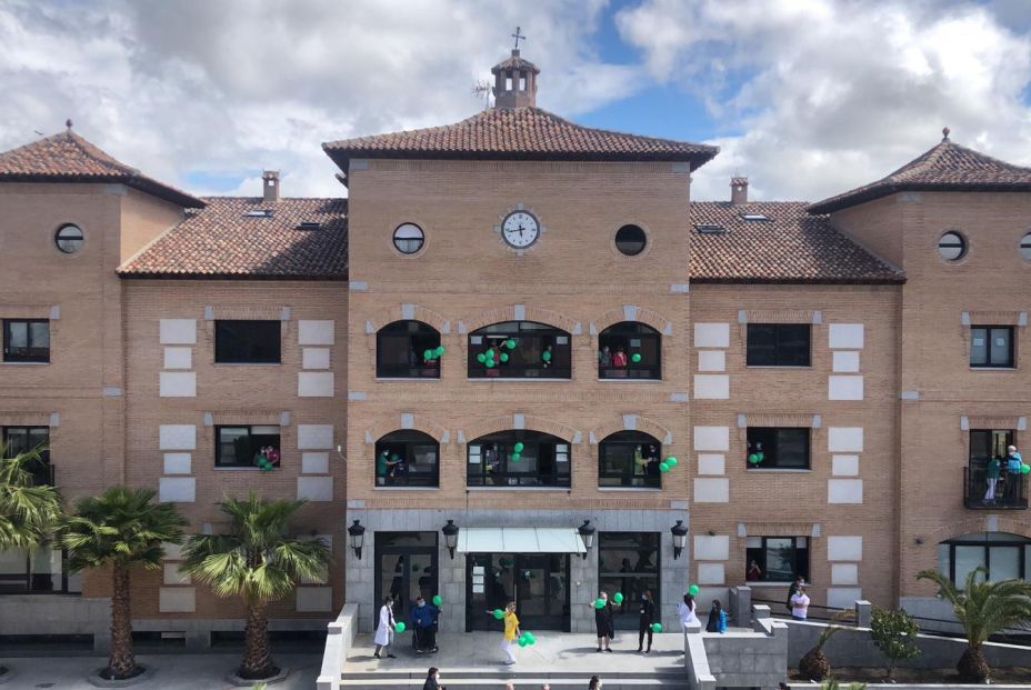 Mensajes al cielo para homenajear a los mayores que viven en residencias y a sus cuidadores