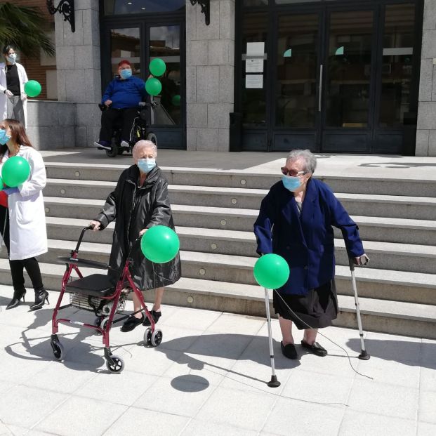 Mensajes al cielo para homenajear a los mayores que viven en residencias y a sus cuidadores