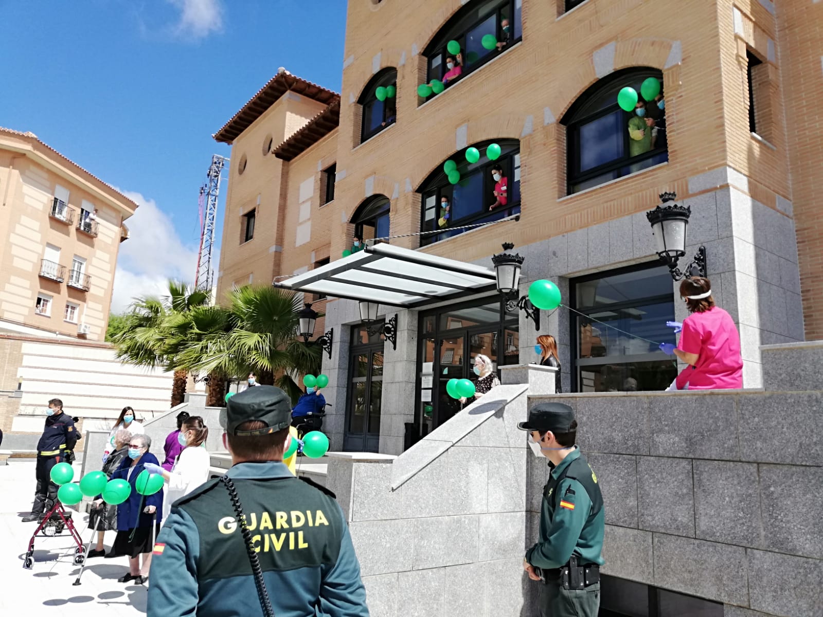 Mensajes al cielo para homenajear a los mayores que viven en residencias y a sus cuidadores