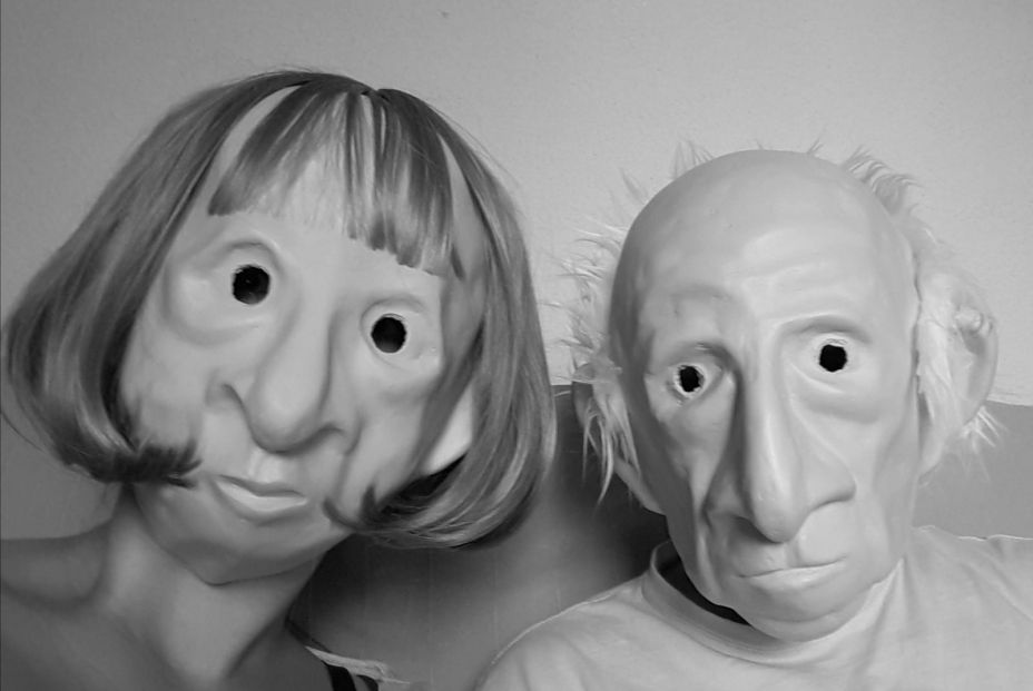 'A dos metros de distancia': Máscaras expresivas