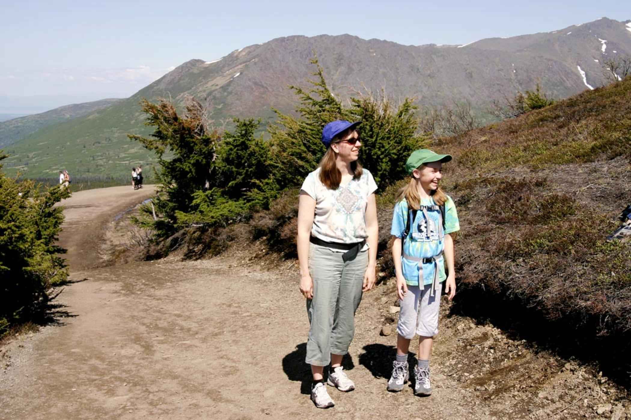 Mujer y niña caminando (Pixnio)