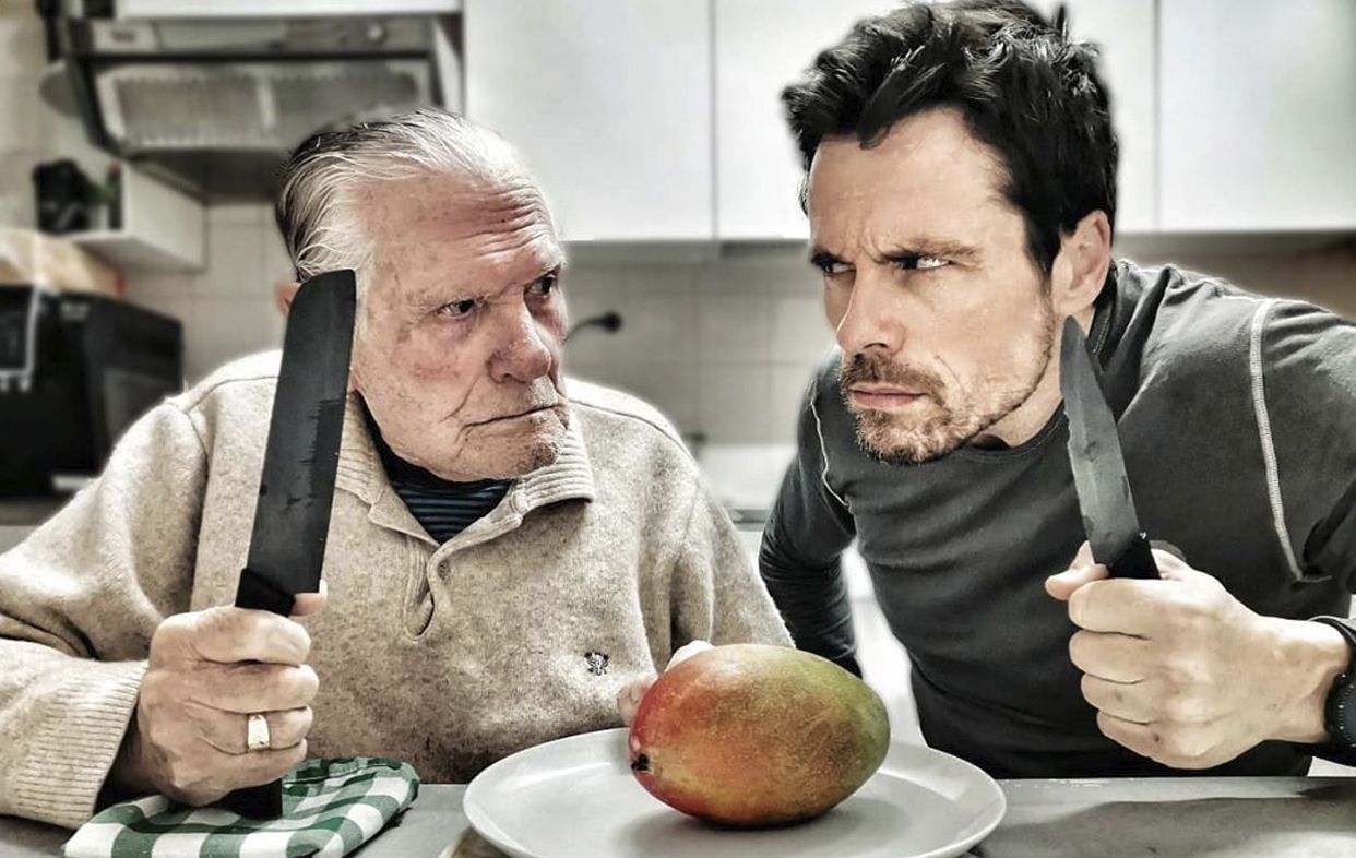 El actor Octavi Pujades y su padre, de 90 años, triunfan en Instagram con su álbum del confinamiento