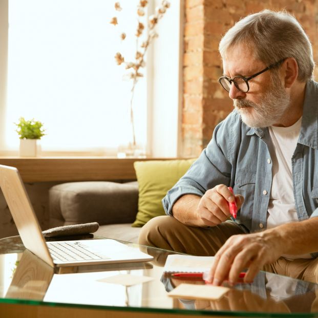 El Banco de España asegura que casi la mitad de los empleados mayores de 65 años podría teletrabajar