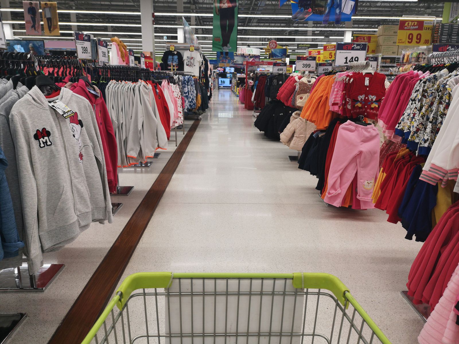 Los supermercados en Fase 1 vuelven a vender ropa