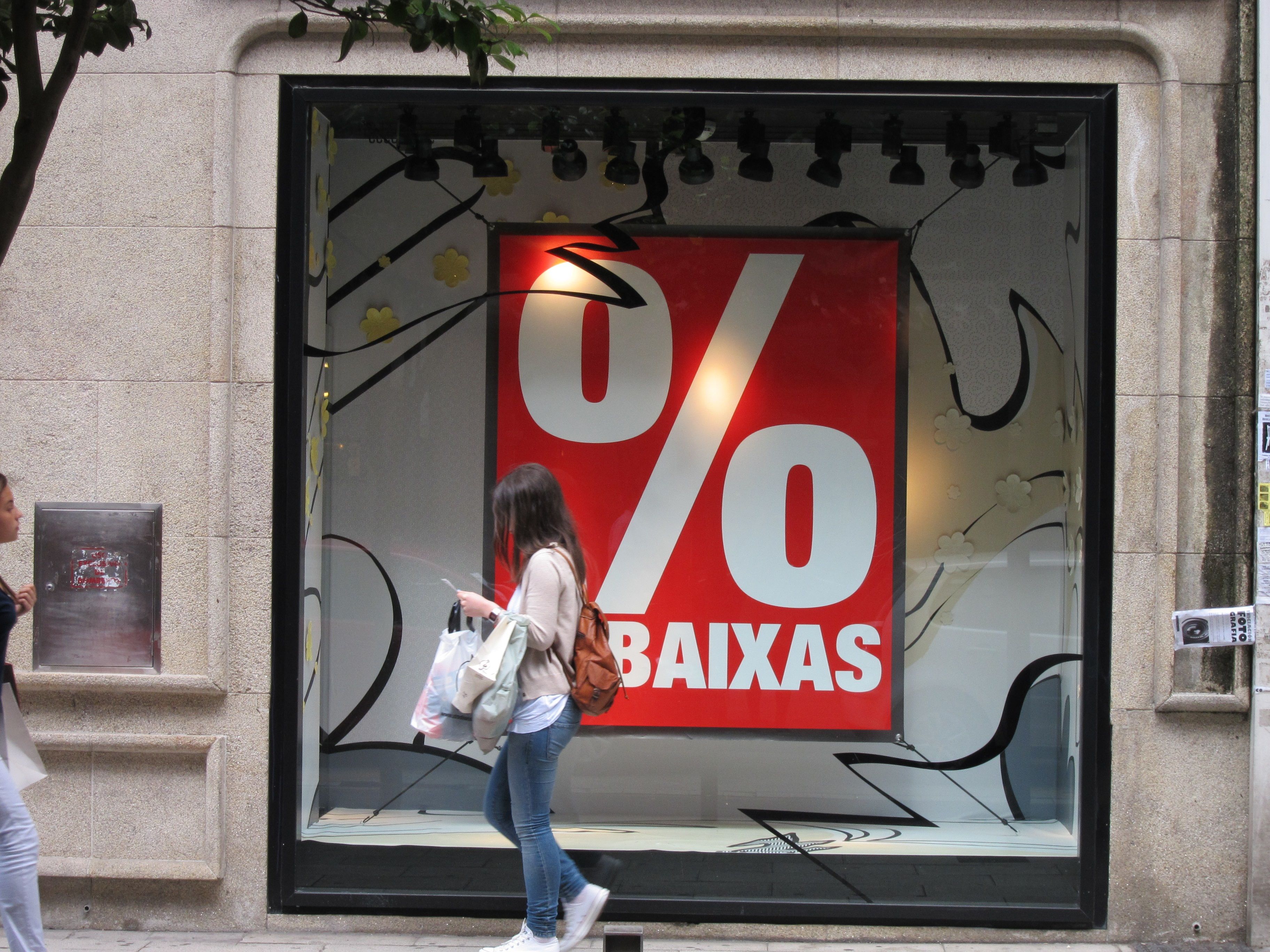 El Gobierno rectifica y permite las rebajas en las tiendas físicas desde este lunes en toda España El Gobierno rectifica y permite las rebajas en las tiendas físicas desde este lunes en toda España