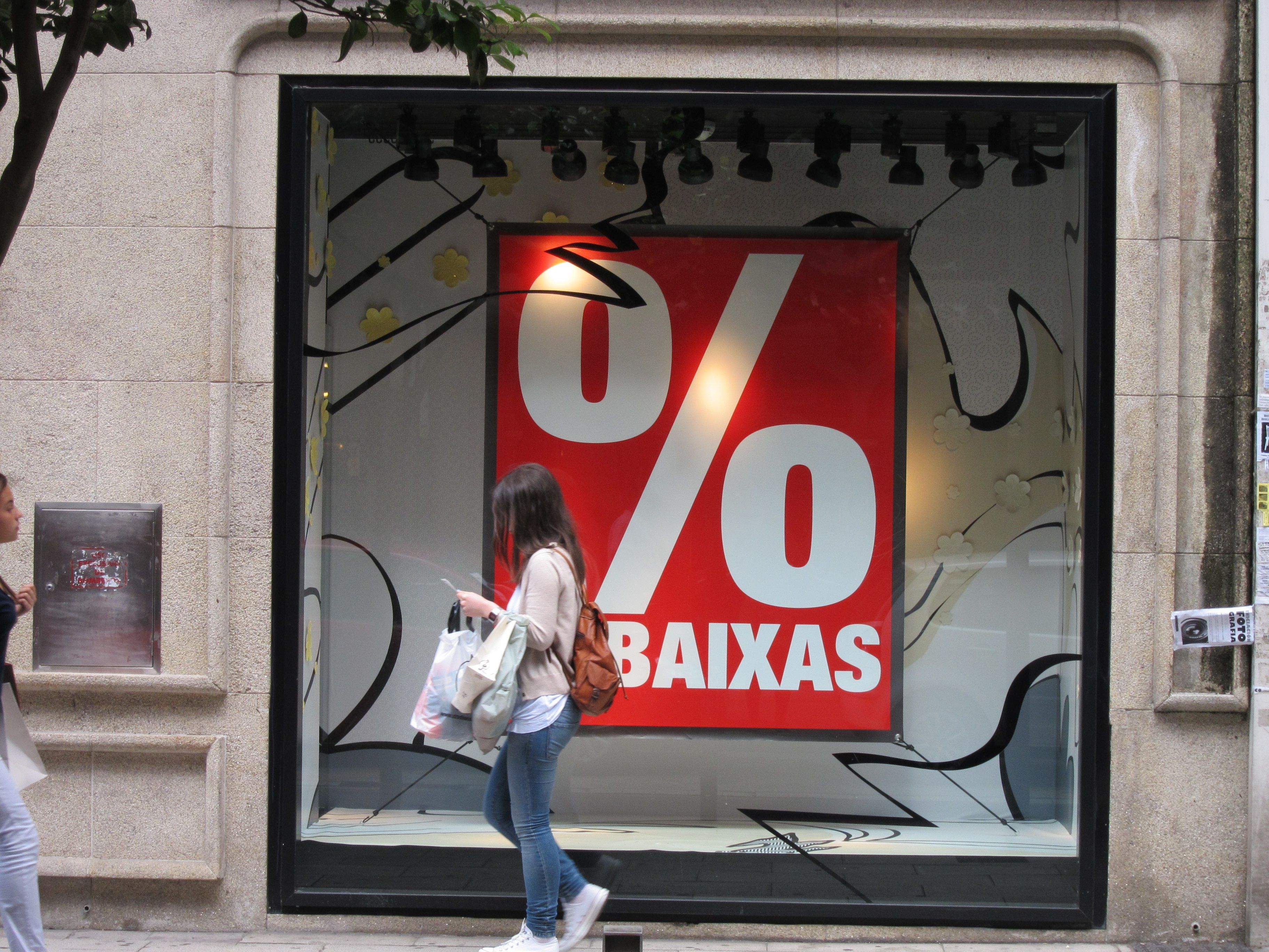 El Gobierno rectifica y permite las rebajas en las tiendas físicas desde este lunes en toda España