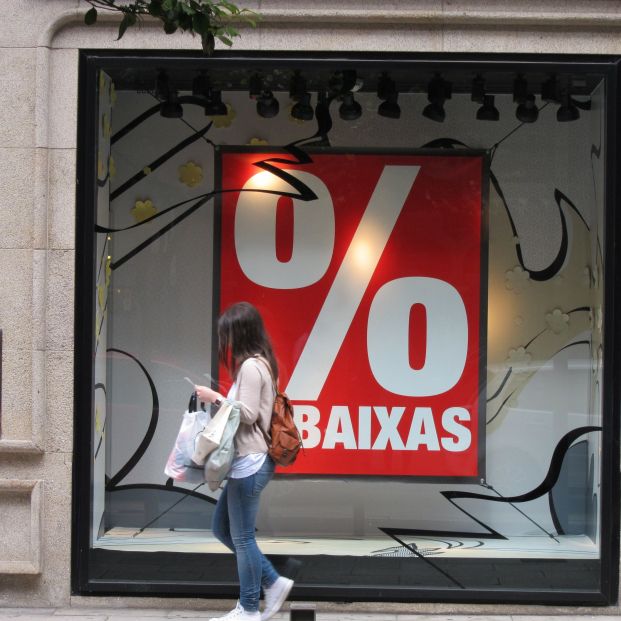 El Gobierno rectifica y permite las rebajas en las tiendas físicas desde este lunes en toda España El Gobierno rectifica y permite las rebajas en las tiendas físicas desde este lunes en toda España