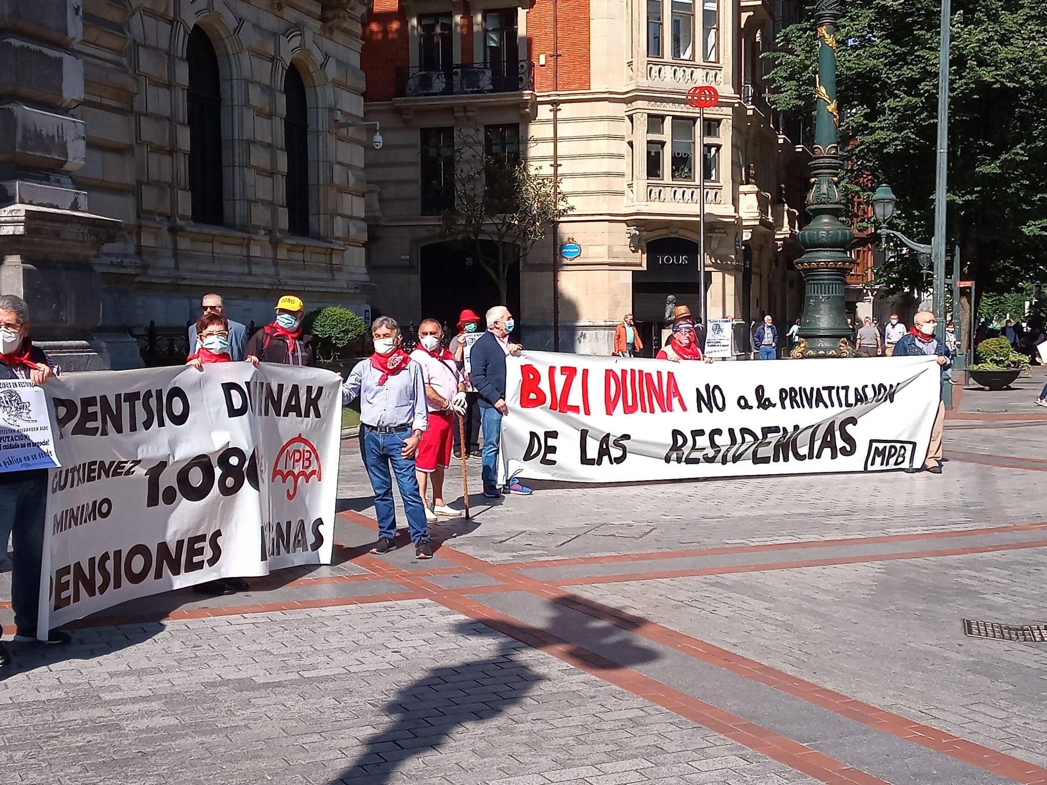 Los pensionistas salen a la calle en Bilbao para protestar por la gestión de las residencias