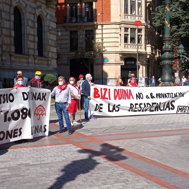 Los pensionistas salen a la calle en Bilbao para protestar por la gestión de las residencias