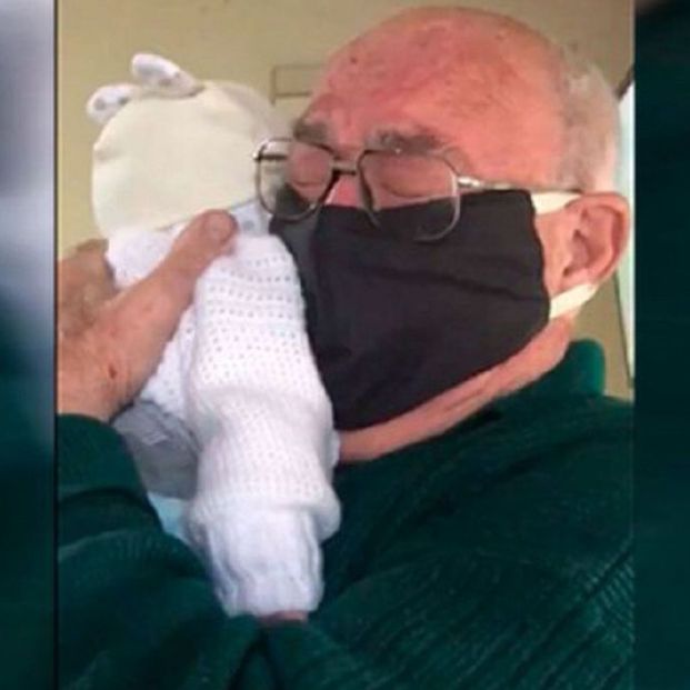 VÍDEO I El conmovedor llanto de un hombre al conocer a su bisnieto tras dos meses de confinamiento
