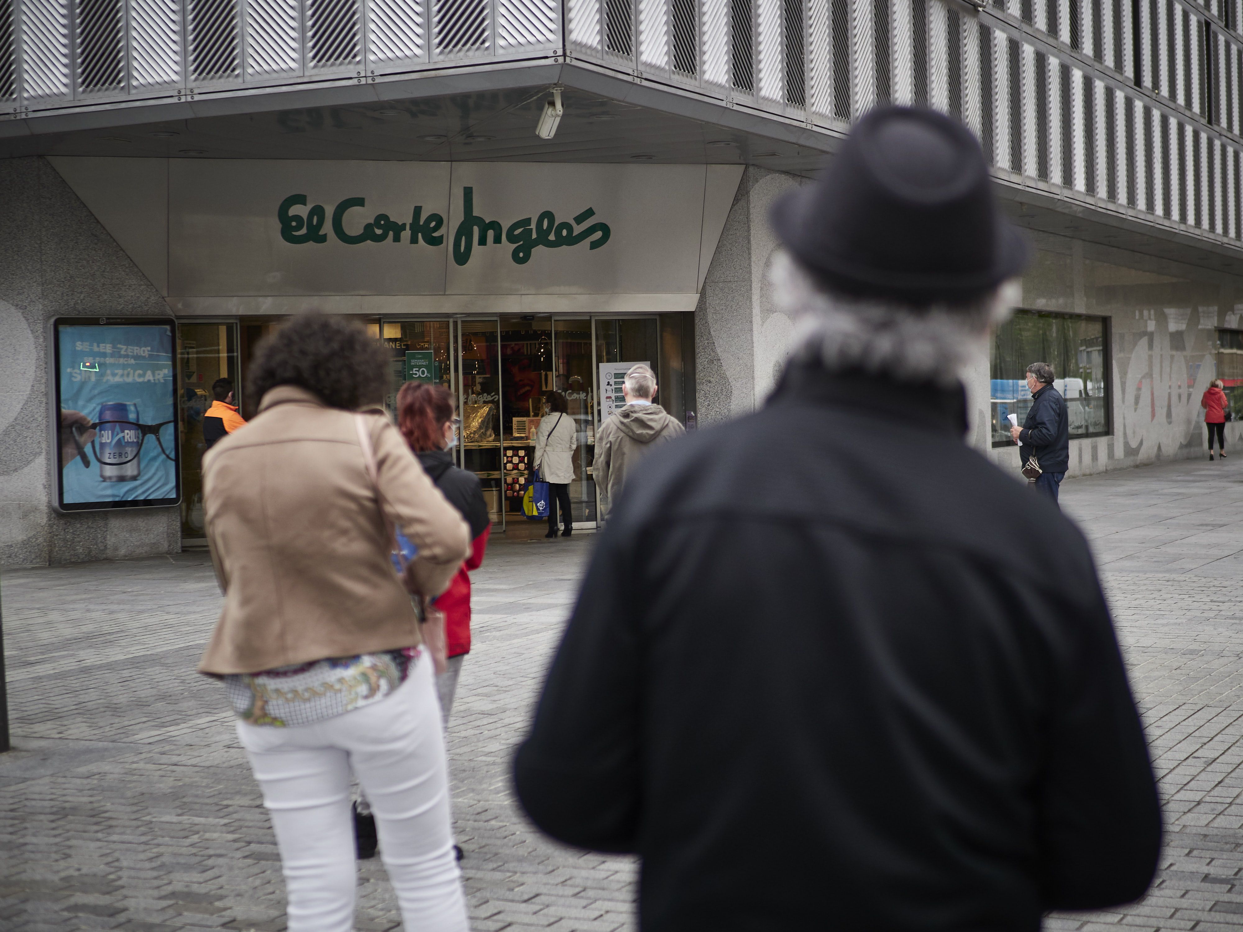 El Corte Inglés abre sus puertas con zonas acotadas de 400 metros cuadrados y control de aforo