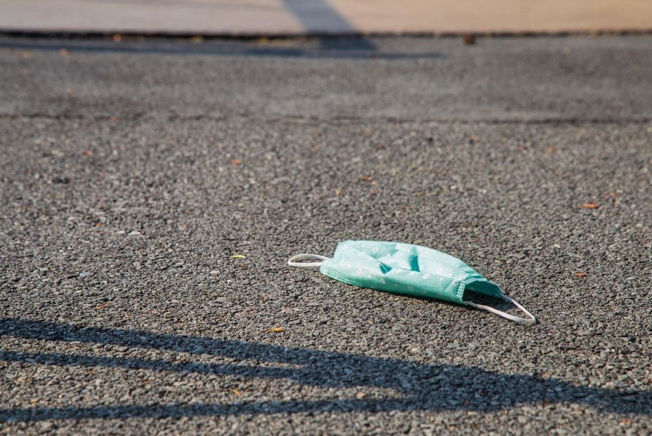 ¿A qué basura debo tirar los guantes y las mascarillas usadas?