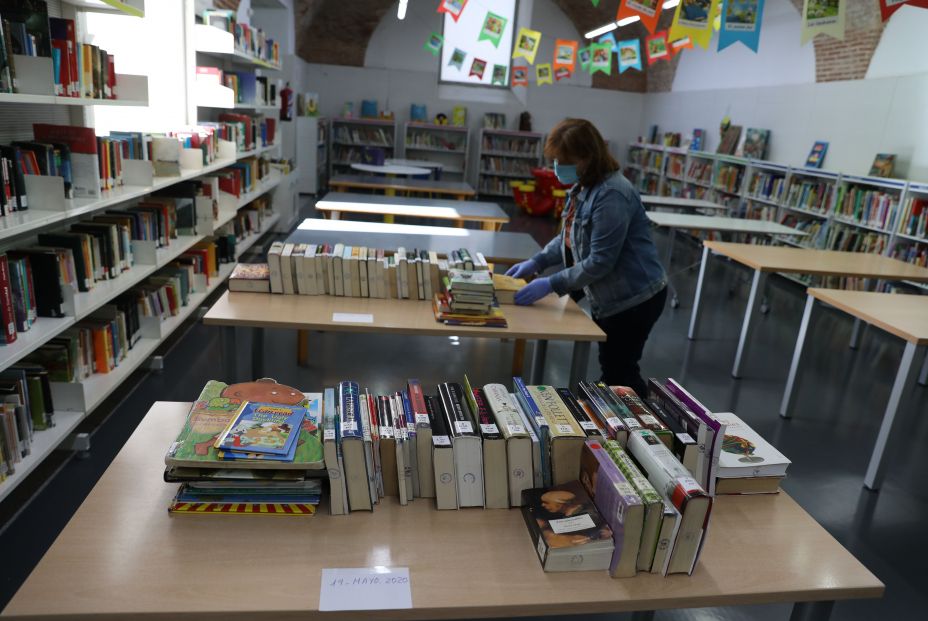 EuropaPress 3160485 bibliotecaria biblioteca pueblo madrileno algete ordena mesas libros van