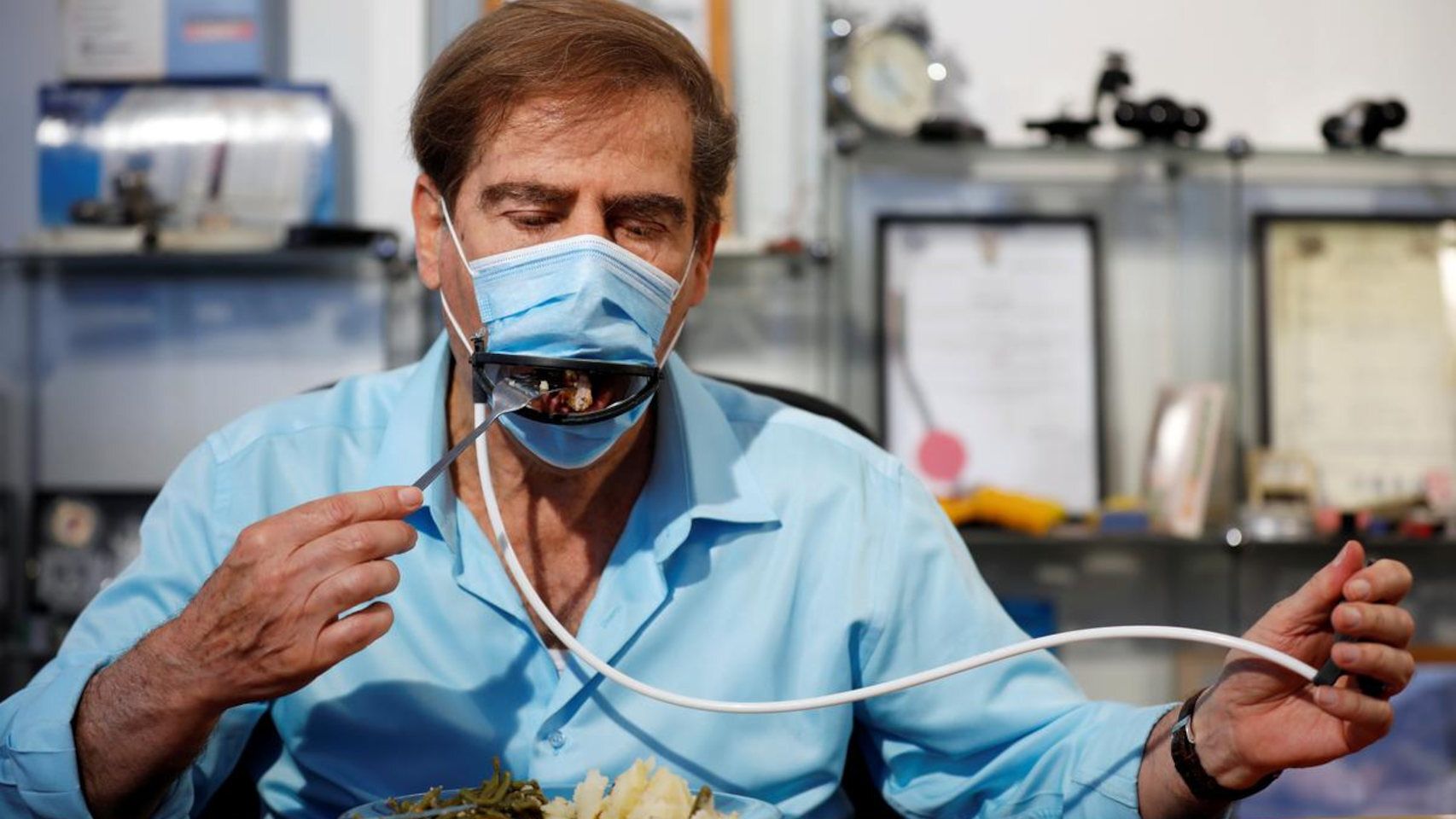 Así es la mascarilla con boca mecánica para poder comer de forma segura en los restaurantes