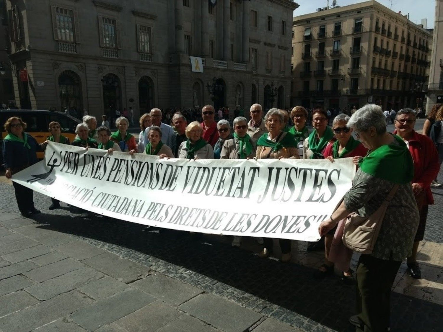 Pensionistas viudas se concentran cada día 25 en plaza Sant Jaume de Barcelona desde hace 18 años.