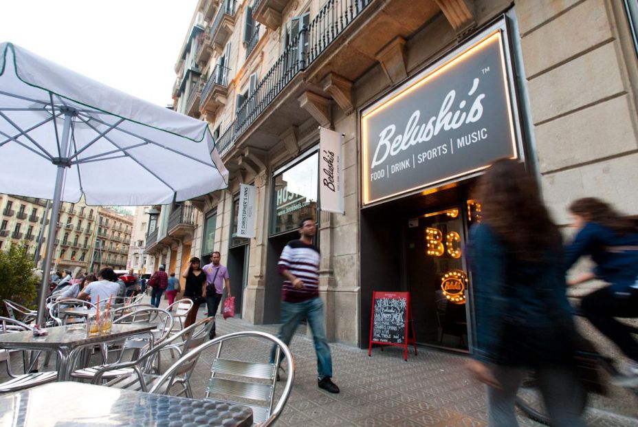 Entrada del pub Belushi's en Barcelona Entrada del pub Belushi's en Barcelona