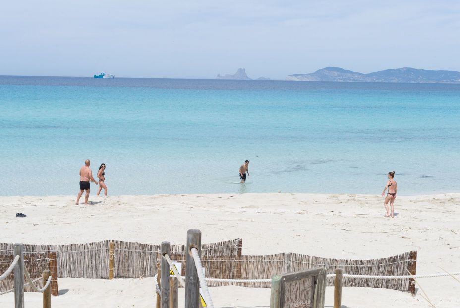 bañistas playa ses illetes formentera empieza lunes mayo fase plan