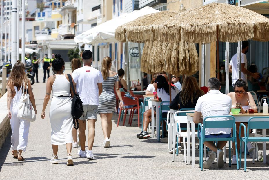 Sanidad flexibiliza los paseos: hasta diez personas en fase 1 y hasta 15 en fase 2