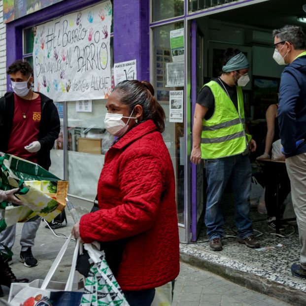 Las colas del hambre por el coronavirus: "Los mayores están ayudando a sus hijos, como en 2008"