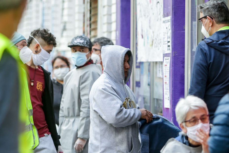 voluntarios asociacion vecinos parque aluche entregan alimentos productos