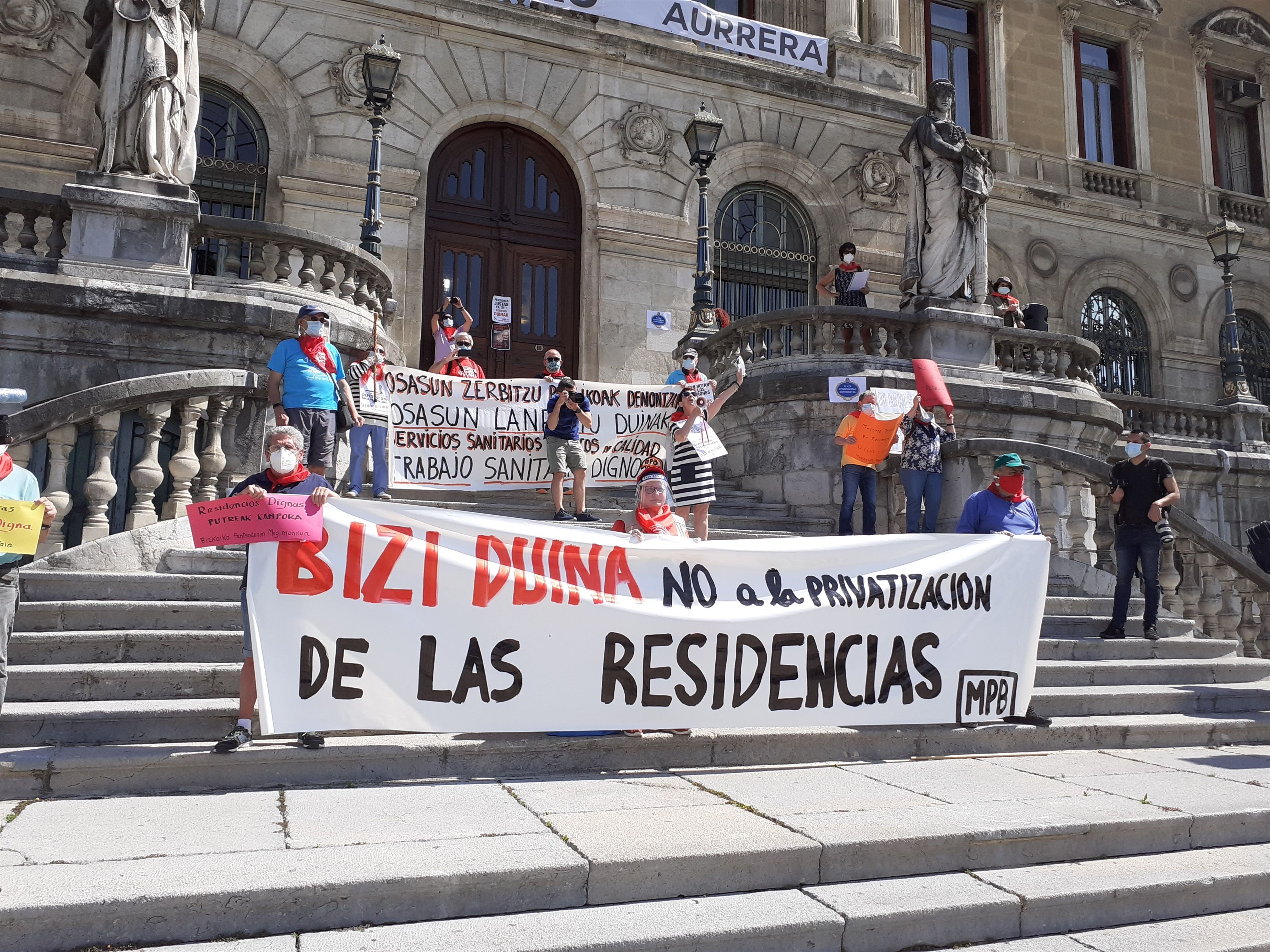 Pensionistas vascos reclaman que las residencias de mayores dejen de ser "campos de exterminio"