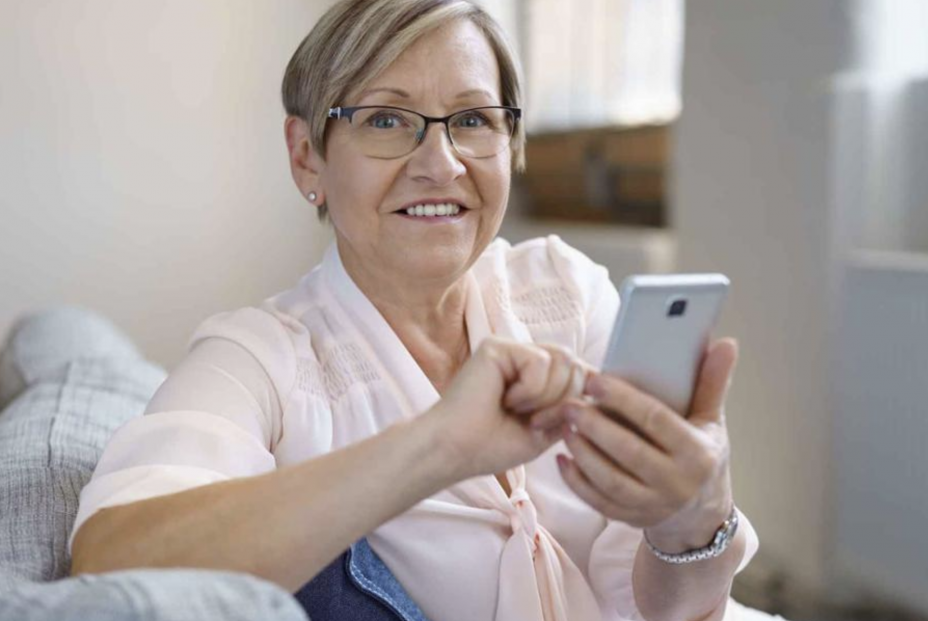 Bankia y SECOT ponen en marcha un programa para enseñar a las personas mayores a usar el móvil